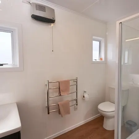 Accommodation Fiordland The Bach - One Bedroom Cottage At 226B Milford Road Te Anau Exterior photo