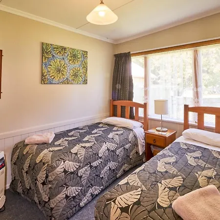 Accommodation Fiordland The Bach - One Bedroom Cottage At 226B Milford Road Te Anau Exterior photo